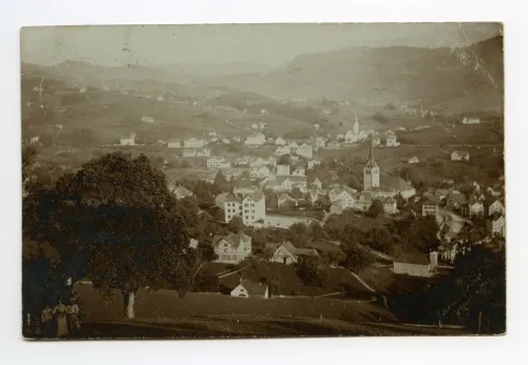 beide Dorfkirchen, vmtl. Bahnhof und Bahnschopf im Bau. Blick zum Steigbach (Hochkamin!). Unten links posieren drei Personen