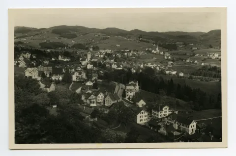vorne Stofel, beide Dorfkirchen, Blick zum Gäbris