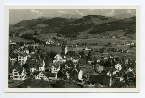 Vorne alte Turnhalle, beide Dorfkirchen. Blick zu Kamor / Hohem Kasten