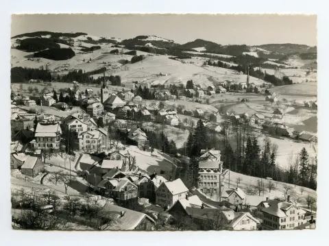 beide Dorfkirchen. Vorne Stofel: Lastwagen transportiert Schnee weg.