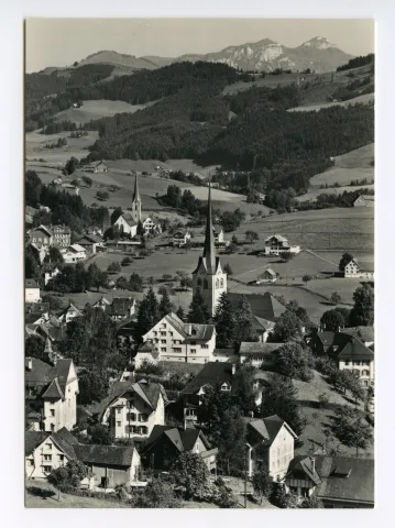 vorne alte Turnhalle (z.T.), beide Dorfkirchen, Linde. Blick zum Steigbach (Hochkamin), Kamor/Hohem Kasten
