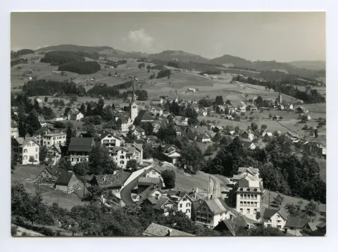 Vorne Stofel, beide Dorfkirchen, Lindenhügel. Linde und Lindensaal eingerüstet