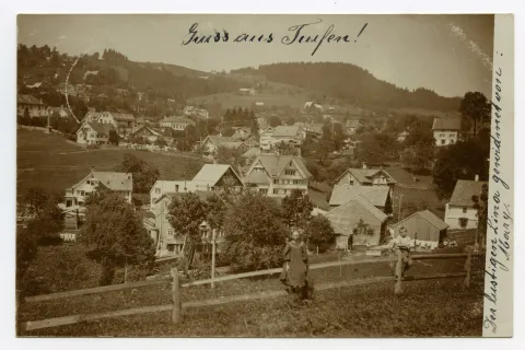 , zwei Kinder auf Latten-Hag, hinten Gremm mit Krankenhaus, Blick zur Hüslersegg (siehe Ho.07-009: gleiches Foto, leicht anderer Ausschnitt, s/w statt col.)