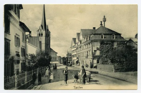 Posierende Kinder, Leiterwagen mit eingespanntem Hund, Grubenmannkirche, Dampfzug-Komposition unterwegs Richtung Gais, vor Lokomotive eine Arbeits-Draisine o.ä.