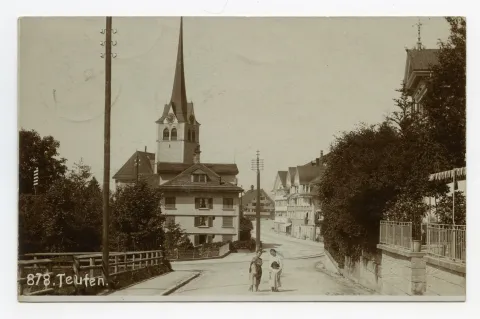mit Grubenmannkirche, vier posierende Kinder auf der Strasse
