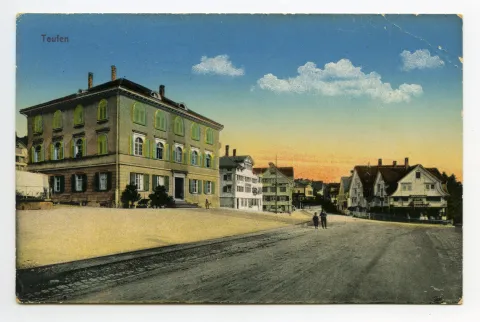 Gemeindehaus, „Anker“, „Adler“, Kornhändlerhaus, zwei Kinder auf Platz. Blick zur Villa Roth (vgl. Ho.07-030, gleiches Foto)
