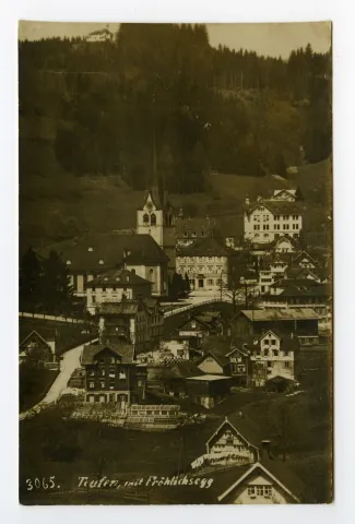 mit Bächli (z.T.), Grubenmannkirche, Gemeindehaus, Hörli-Schulhaus. Blick zur Frölichsegg
