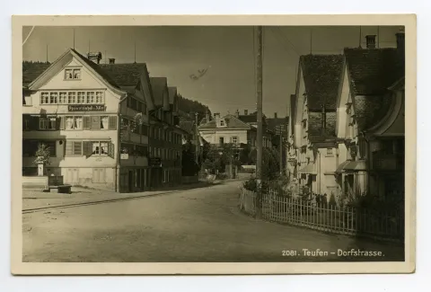mit „Adler“ und Kornhändlerhaus (z.T.), Blick zur Villa Roth. Schemen zweier Kinder auf Höhe der heutigen Bäckerei Manser