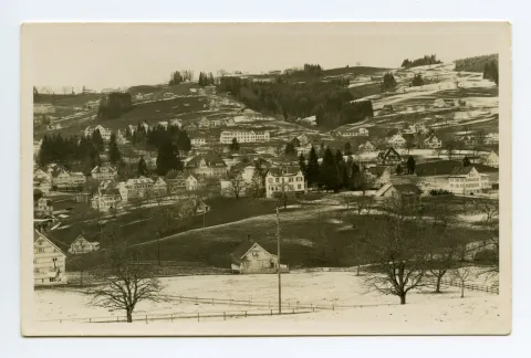 teils Schneeflecken auf Wiesen und Dächern, mit Sicht auf Gremm, Krankenhaus mit Anbau, und Lortanne, vom Schönenbüel gesehen. Blick zu Schäflisegg, Hüslersegg