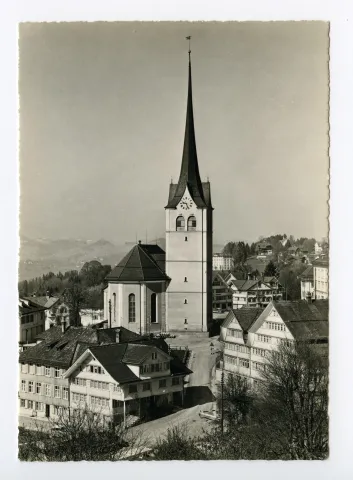 (Hochformat), „Hecht“, Kornhändlerhaus, Dorfplatz mit Grubenmannkirche, Blick Richtung Westen (vgl. Ho.07-091, fast identisches Foto, Autos, Kirchenuhr!)