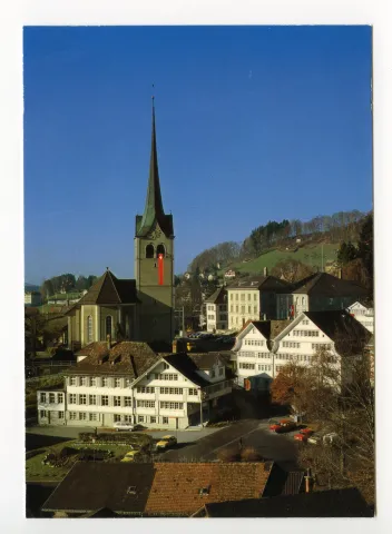 „Hecht“, Parkplatz Hechtweiher, Kornhändlerhaus, Dorfplatz mit Grubenmannkirche, Gemeinde- und Schulhaus, „Alter Bahnhof“. Gemeindehaus und Kirchturm beflaggt (Schweizerfahne). Blick zum Eggli
