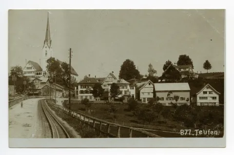 mit Alter Kath. Kirche. Bahngleis mit Zahnrad, Bub mit Chränze steht auf Strasse