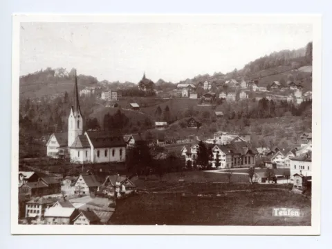Alte Kath. Kirche, Zeughaus, Linde. Blick via Friedhof / Bächli zum Eggli (Replika von Karte Ho.08-005, Bildausschnitt enger)