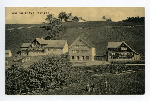 Häusergruppe westlich beim „Pfauen“. Leute posieren auf Wiese (siehe Ho.09-004)
