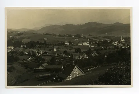 Richtung Ebni, Lindenhügel, Alte Kath. Kirche bis Hoher Kasten und Kamor (im Dunst). Vorne: Schützenhaus