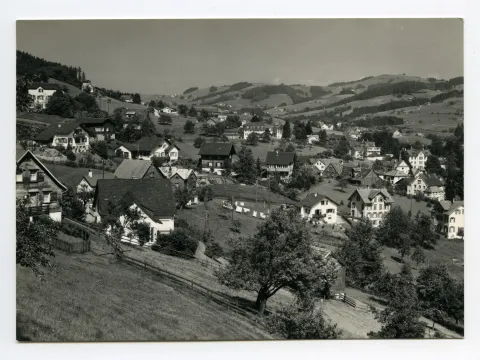 Blick Richtung Osten. Fernblick am äussersten oberen linken Bildrand (nur Westfassade)