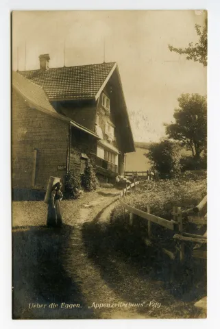 Appenzellerhaus. Posierende Frau mit Rücken-Brente
