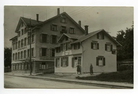 Häusergruppe Hauptstrasse 58 und 60: Fabrikgebäude „Gebrüder Tobler & Cie“ (links), „A. Kirchhofer, Schuhmacher“, mit zwei posierenden Gesellen