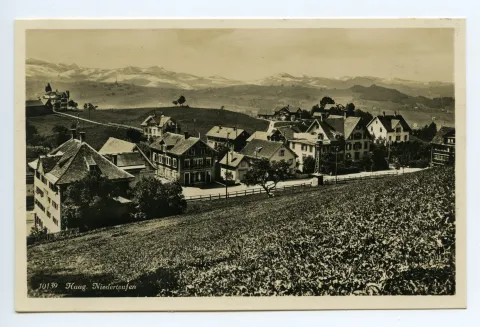 Vorne links: „Rössli“. Blick nach West-Südwesten, Hügel z.T. mit Schnee. (Häuser und Kirche Stein von Hand eingezeichnet)