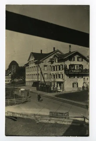 Abzweiger Steinerstrase: Häusergruppe Hauptstrasse 58 und 60. Viele Strom- und Telefonleitungen sowie Bleistiftstriche auf Foto sichtbar. (siehe auch Ho.12-016)