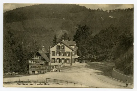 Abzweiger Steiner-Strasse. Posierende Fussgänger. Blick nach Norden zur Menzlen