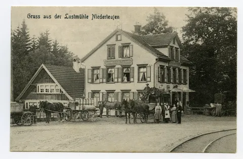 Gasthaus und Bahngleis. Postkutsche mit posierenden Fahrgästen, Pferde-Fuhrwerke. Blick Richtung Nordwesten