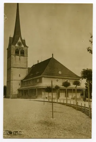 vom Vorplatz des alten Bahnhofs aus gesehen, mit Bahngeleise (nach 1908), Alleebäumen, Kiesplatz