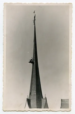 Kirchturm oberhalb Turmuhr, mit 3 Dachdeckern (ohne Gerüst!), zwei zuoberst auf Höhe Turmkugel resp. Hahn