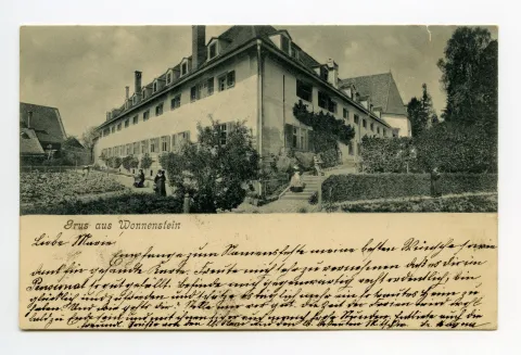 Haupt-Klostergebäude und Garten, sechs Nonnen im Garten