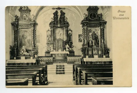 Chorraum mit Hochaltar und beiden Seitenaltären, Kirchenbänke, vom Schiff aus gesehen