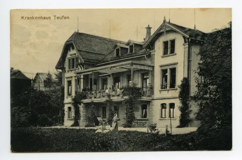 mit Krankenschwestern im Garten und auf dem Balkon