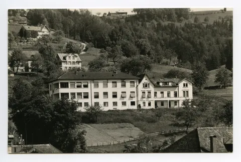 mit Anbau; (vgl. Ha.20-11 und Hc.07-03)
