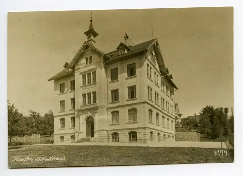 Schulhaus Hörli, Ansicht von Südwesten