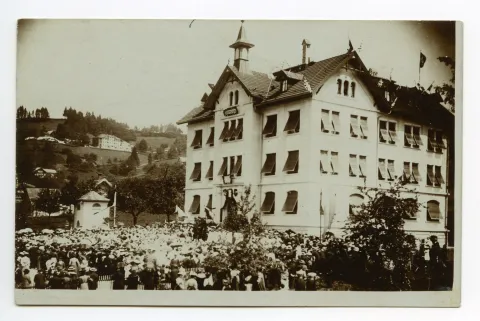 Menschenansammlung vor dem Schulhaus - Einweihung