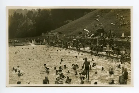 mit Badegästen
