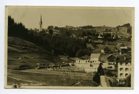 mit alter Katholischer Kirche im Hintergrund