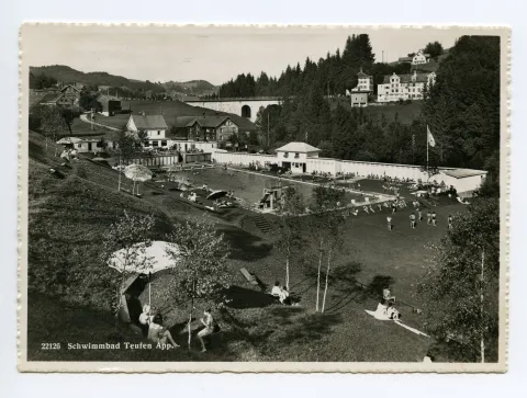 mit alter Bahnbrücke im Hintergrund