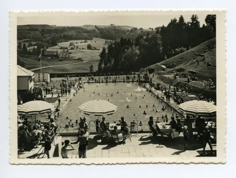 mit Badegästen und Restaurantterrasse im Vordergrund
