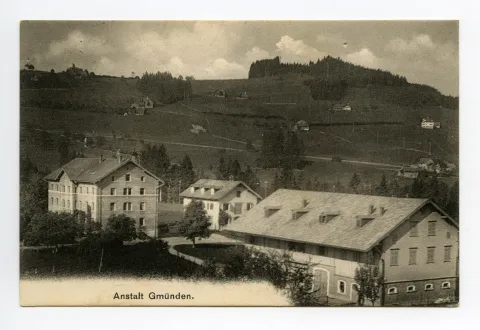 mit Hauptgebäude und Stall