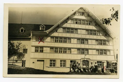 Ansicht mit Bewohnern vor dem Eingang