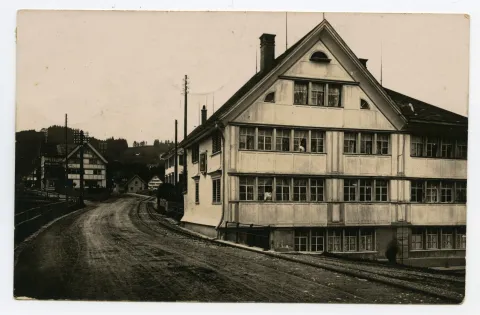 Karte 1: Ansicht mit Bahngleis vor dem Haus, aber noch ungeteerter Strasse; Karte 2: Karte mit zwei Ansichten: oben: Ansicht Haus Ebni 9, unten: Ansicht von Teufen mit alter katholischer Kirche aus Nordosten und Säntis im Hintergrund