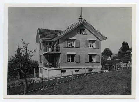 Ansicht mit Eigentümer Ehepaar auf dem Balkon