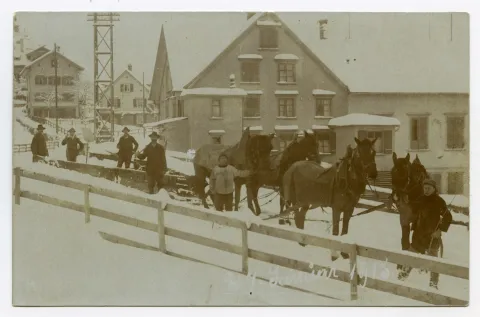 Ansicht mit Helfenden im Winterdienst beim Sternen und Pferdegespann im Vordergrund