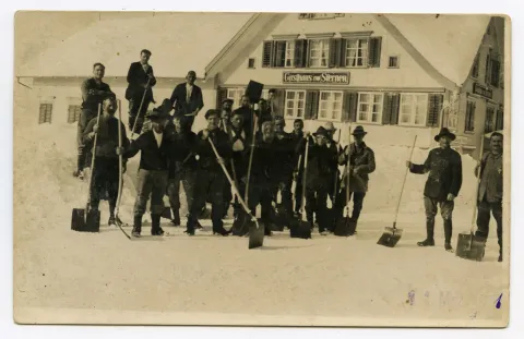 Ansicht mit Helfenden im Winterdienst vor dem Gasthaus zum Sternen