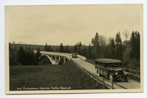 Ansicht der Brücke mit Postautohalterwagen aus Richtung Norden