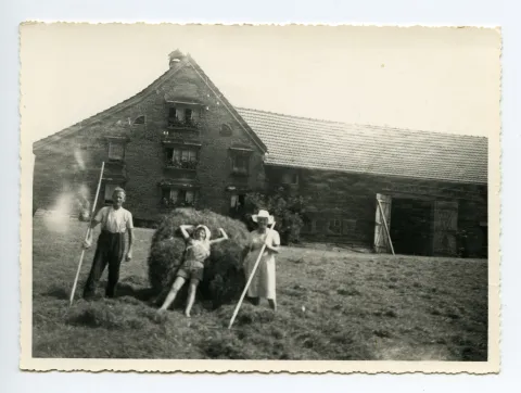 Bauernhaus im Stofel mit Familie Widmer nach der Heuernte