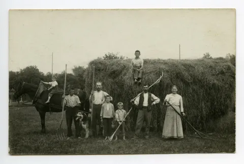 mit Pferdewagen, Ansicht der stolzen Bauernfamilie aufgereiht vor vollständig beladenem Pferdefuhrwerk
