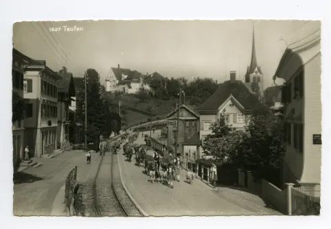 Ansicht nach der Viehschau mit einer Gruppe auf der Hauptstrasse vor dem alten Rest. Ochsen
