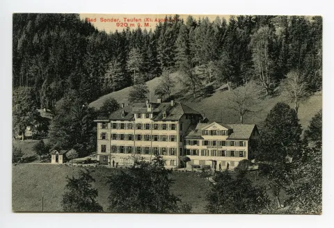 Gesamtansicht aus Süden mit einzelnen Kurgästen vor dem Haus