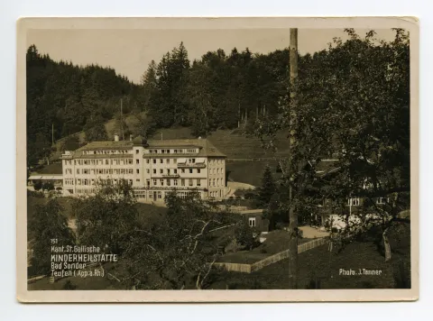 Gesamtansicht aus Südosten mit weiterem Haus im Vordergrund